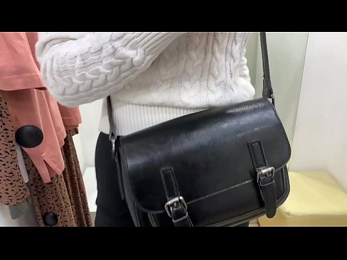 ❤️ Offentlig onani av ungtispe FeralBerry med en dildo i prøverommet ❤❌ Porno hos oss