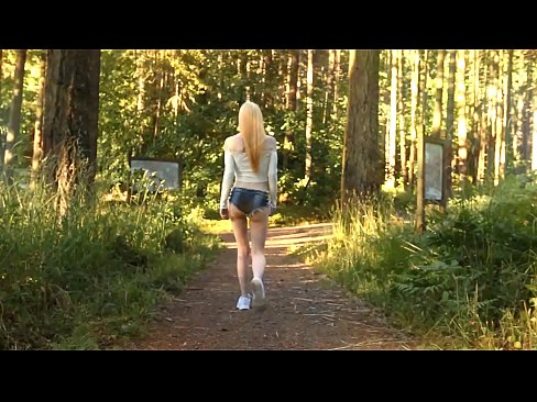 ❤️ Vakker kvinne beveger seg sakte, ikke nakenvideo ❤❌ Porno hos oss